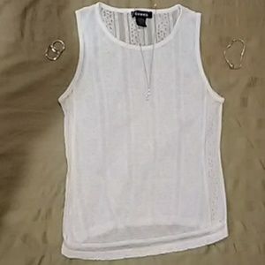 Woman's white tank top with 3 bonus accessories